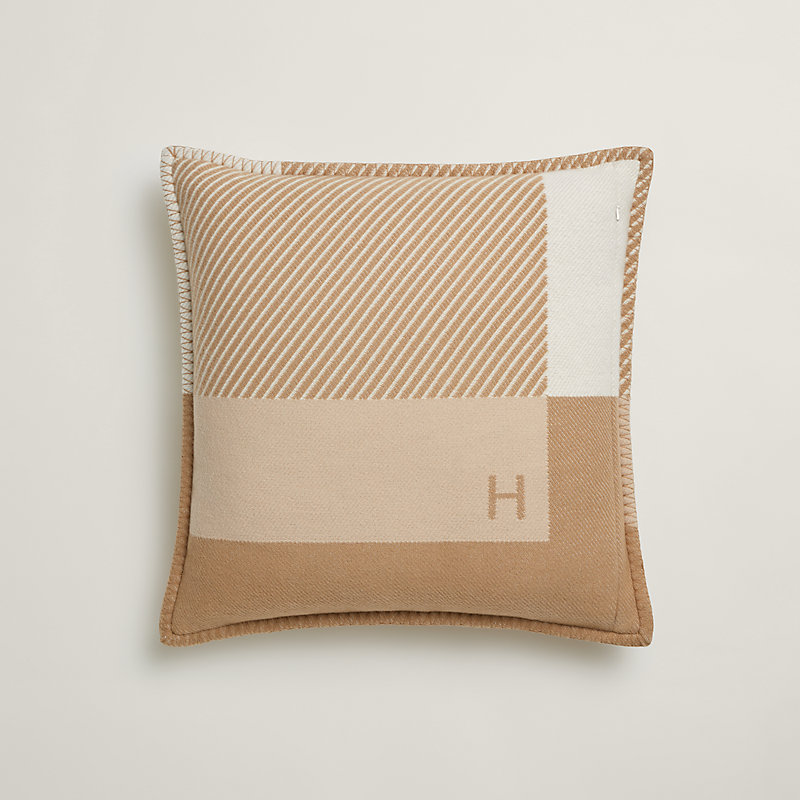 ⭐️【全国送料無料】　定価13万　HERMES エルメス　クッション　Hリヴィエラ クッション 《Hリヴィエラ》 - ベージュ | Hermès - エルメス-公式サイト